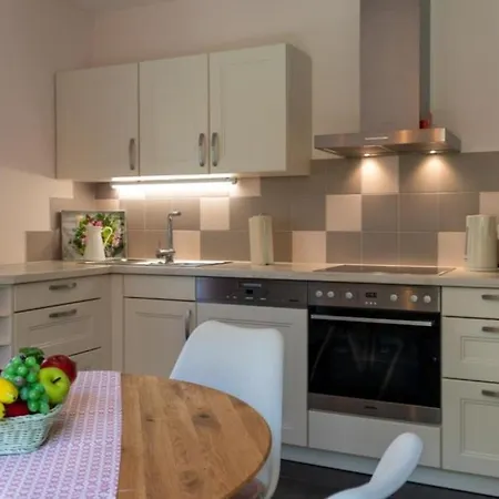K 102 Eg - Moderne Barrierefreie Ferienwohnung Mit Wunderschönen Garten In Röbel An Der Müritz *